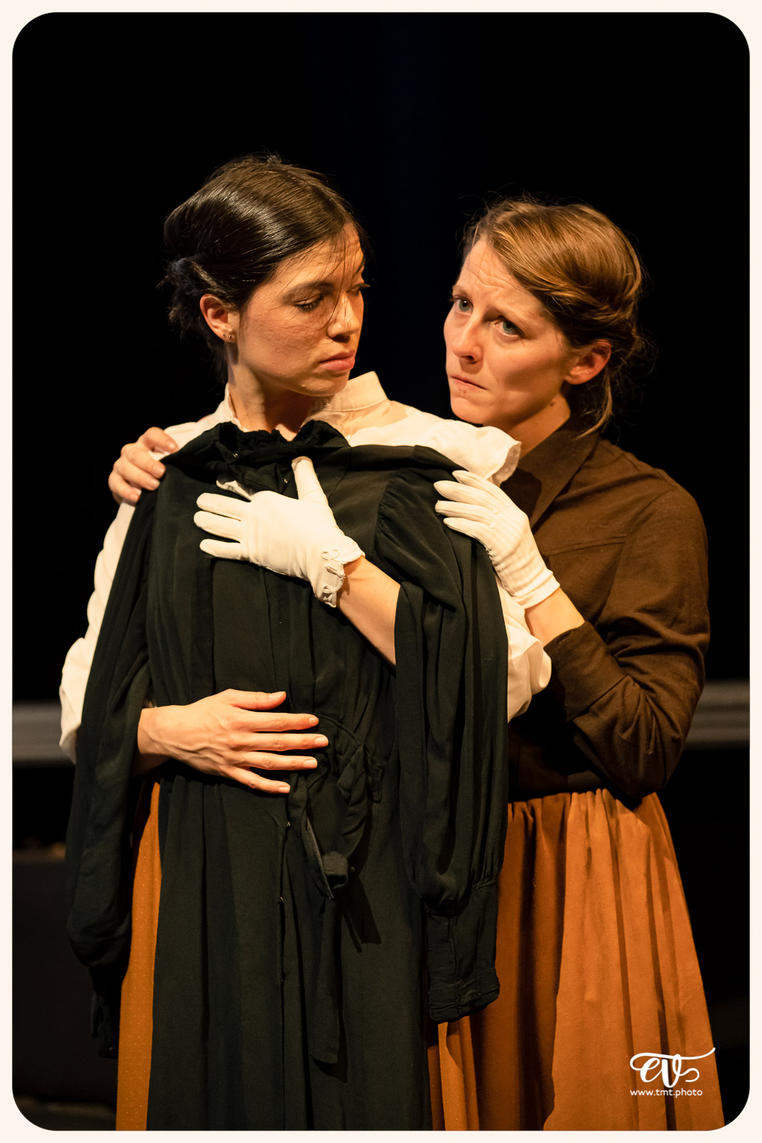 LA MESNIE H. - UN JOUR D'ÉTÉ